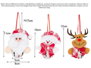 Detail von Weihnachtsglocken mit Weihnachtsmann, Schneemann und Rentier im Karomuster