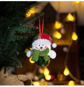 Vue détaillée d'une décoration bonhomme de neige avec cloche sur un sapin de Noël