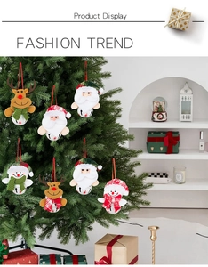 Dettaglio di ornamenti per albero di Natale con Babbo Natale in peluche e renna con campanelli