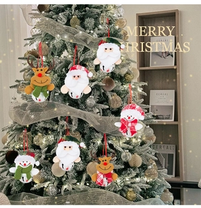 Addobbi natalizi in peluche Babbo Natale e renna con campanelli su un albero di Natale