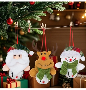 Dettaglio di Babbo Natale, renna e pupazzo di neve in peluche con campanelli a stella