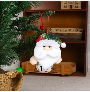 Dettaglio di Babbo Natale in peluche con cappello a quadri e campanello bianco sul ramo