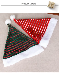 Vue détaillée des bonnets de Noël rayés en velours doux avec des pompons blancs épais