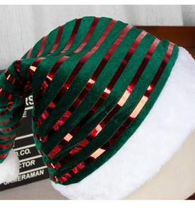 Détail du bonnet de Noël en velours à rayures rouges et vertes avec bordure en peluche