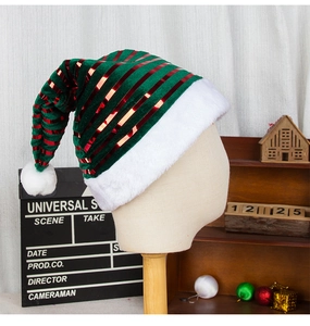 Détail du chapeau de lutin de Noël à rayures rouges et vertes avec bordure en peluche
