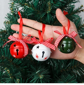 Detail van 5cm kerstklokken met sterrenuitsnijdingen en strikken aan de boom