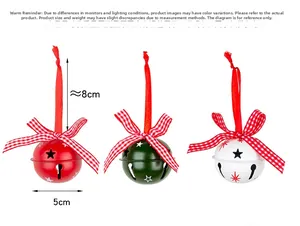 Detail van 5cm metalen kerstklokken in rood, groen en wit met geruite strikken decor