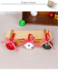 Detail van 5cm kerstbelletjes in rood wit en groen met sterpatronen en geruite strikken