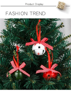 Detailopname van kerstklokken van 5cm met geruite strikken aan een kerstboomtak
