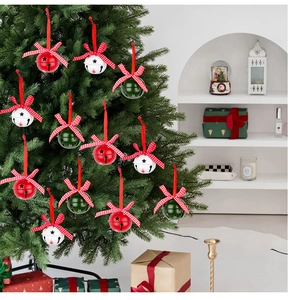Kerstklokjes met geruite strikken en sterpatronen in de kleuren rood wit en groen