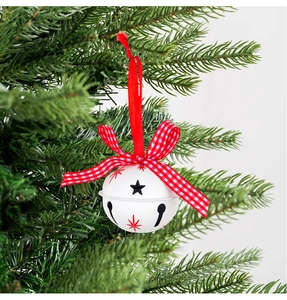 Close-up van witte kerstbel van 5 cm met rode ster en rood-witte geruite strik aan tak