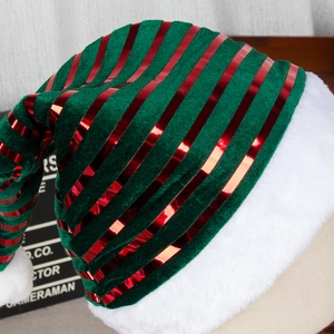 Chapeau de Noël en velours vert avec rayures rouges brillantes et bordure en peluche