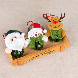 Trois ornements de Noël avec Père Noël, bonhomme de neige, renne et cloches vertes