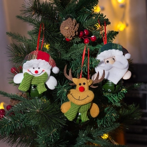 Décorations de sapin avec figurines de Père Noël, renne et bonhomme de neige et cloches