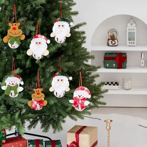 Addobbi natalizi in peluche con Babbo Natale, renna e pupazzo di neve con campanelli