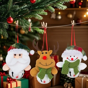 Set di ornamenti natalizi con Babbo Natale, renna e pupazzo di neve con campanelli