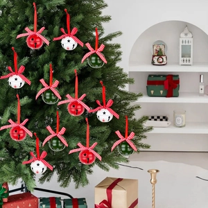 5cm kerstbelletjes van metaal met geruite strikken hangend in de kerstboom