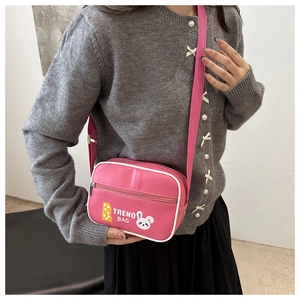 Detail der rosa PU-Leder gesteppten Tasche mit weißem Rand und süßem Hasen-Aufdruck
