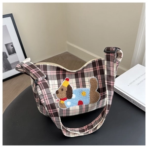 Dettaglio della borsa scozzese vintage con simpatica toppa ricamata in ciniglia a cucciolo