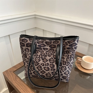 Chic leopard print large capacity tote bag with black straps for autumn fashion