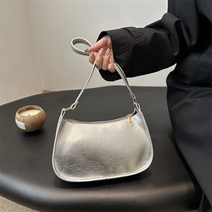 Sac Sous le Bras en Cuir PU Rétro pour Femmes Minimaliste Plissé Brillant Sac à Épaule Demi Lune pour Fête Quotidienne