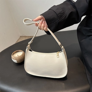 Sac baguette crème élégant avec finition en similicuir lisse et fermeture éclair dorée