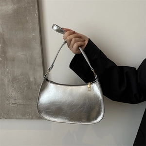Sac hobo argenté métallique avec texture craquelée et design minimaliste élégant
