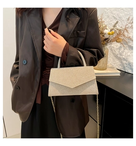 Dettaglio della borsa con paillettes argento champagne con catena e outfit alla moda