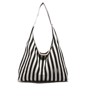 Sac fourre-tout en toile à rayures verticales noires et blanches avec larges bretelles