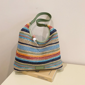 Sac cabas en paille à rayures colorées avec bandoulière en cuir et breloque décorative