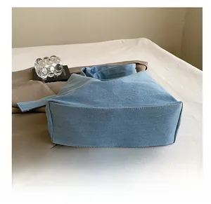 Détail du fond large renforcé d'un sac cabas durable en denim bleu clair