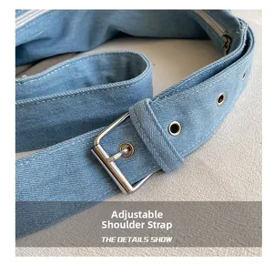 Détail de la bandoulière réglable en denim avec boucle métallique et œillets