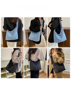 Vues multiples du sac hobo en toile minimaliste avec bandoulière large réglable et tenue