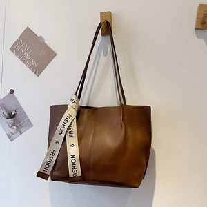 Grand sac cabas marron minimaliste avec foulard décoratif suspendu à un crochet