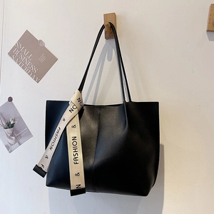 Grand sac cabas en cuir PU noir avec ruban de mode suspendu à un crochet en bois