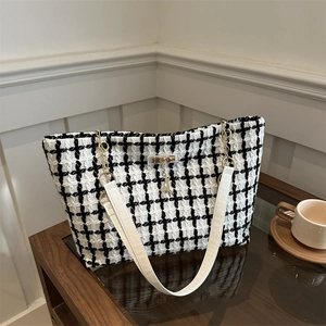 Sac cabas à carreaux chic avec pendentif cerf doré et bandoulière blanche femme