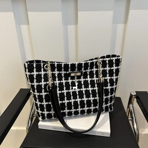 Sac fourre-tout chic en tweed à carreaux noir et blanc avec chaîne et charm cerf