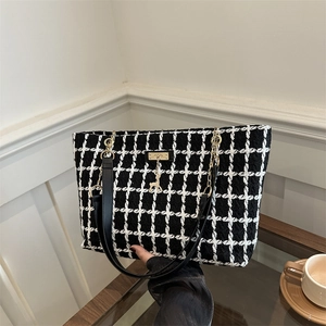 Sac cabas en tweed à carreaux avec lanières en cuir noir et pendentif cerf doré chic