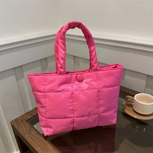 Sac cabas matelassé rose néon en nylon brillant avec poignées rembourrées pour femme