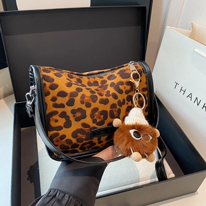 Borsa a Spalla Mezzaluna Donna Vintage con Stampa Leopardata in Pelle PU Piccola Tracolla con Ciondolo Mostro di Peluche