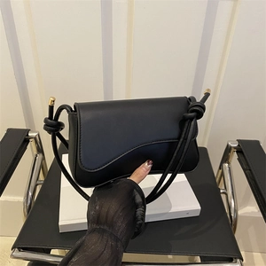Sac à Bandoulière Design pour Femmes en Cuir PU Minimaliste Rabat Ondulé Asymétrique Sac à Épaule pour la Mode Quotidienne Chic