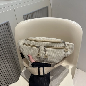 Sac de poitrine polyvalent en velours côtelé beige avec trois poches zippées et bandoulière