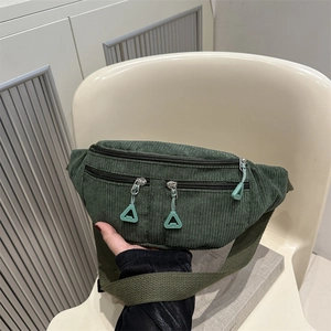 Sac banane en velours côtelé vert foncé avec trois compartiments zippés