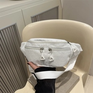 Sac banane en velours côtelé blanc avec plusieurs zips et bandoulière réglable