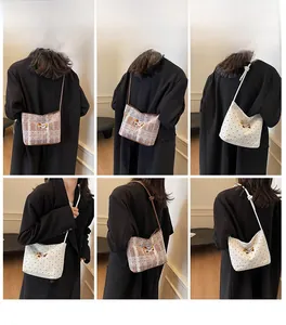 Détail des sacs à bandoulière en dentelle à pois et plaid avec broderie chat mignonne