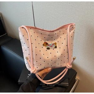 Détail du sac cabas rose à pois avec bordure en dentelle blanche et broderie capybara