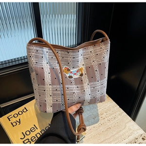 Détail macro de la texture dentelle et broderie chiot dessin animé sur sac à bandoulière