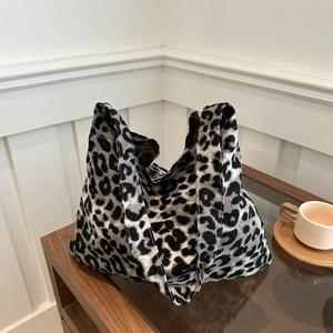 Minimalist leopard print tote bag with large capacity for autumn commuting on a wooden table