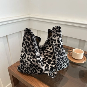 Minimalist large-capacity leopard print tote bag with soft texture for daily commute