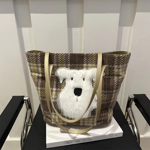 Modische Tweed-Plaid-Einkaufstasche mit süßem Plüschhund-Aufnäher auf Ledersessel